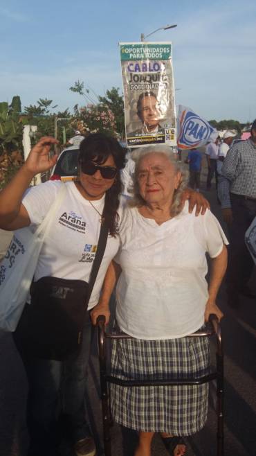 Luis Torres Llanes y Fernando Zelaya visitan a los habitantes de la colonia Solidaridad en Chetumal