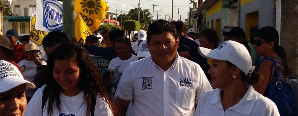 Luis Torres Llanes y Fernando Zelaya caminando en la colonia Miraflores de Chetumal