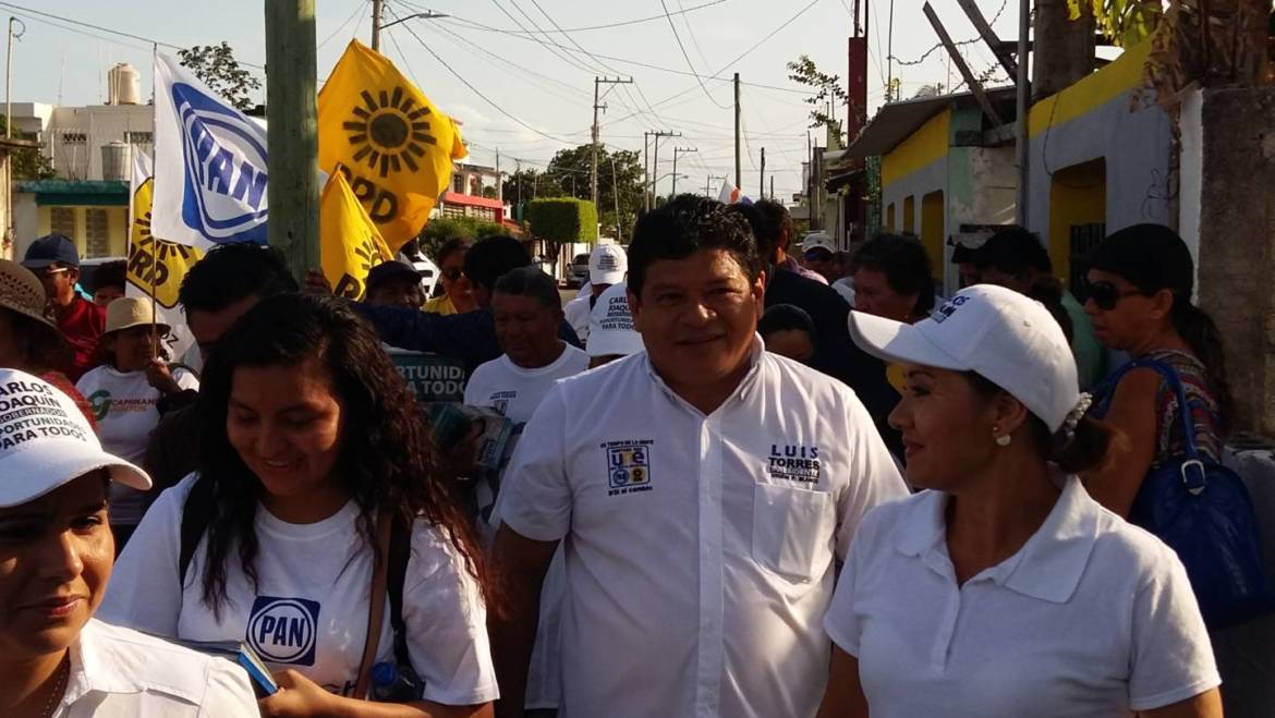 Luis Torres Llanes y Fernando Zelaya caminando en la colonia Miraflores de Chetumal