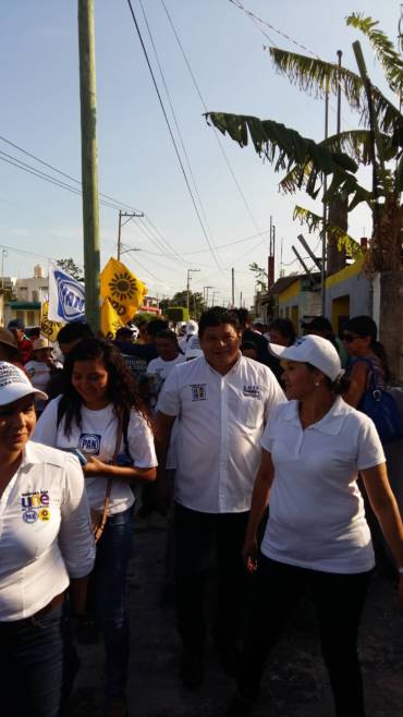 Luis Torres Llanes y Fernando Zelaya caminando en la colonia Miraflores de Chetumal