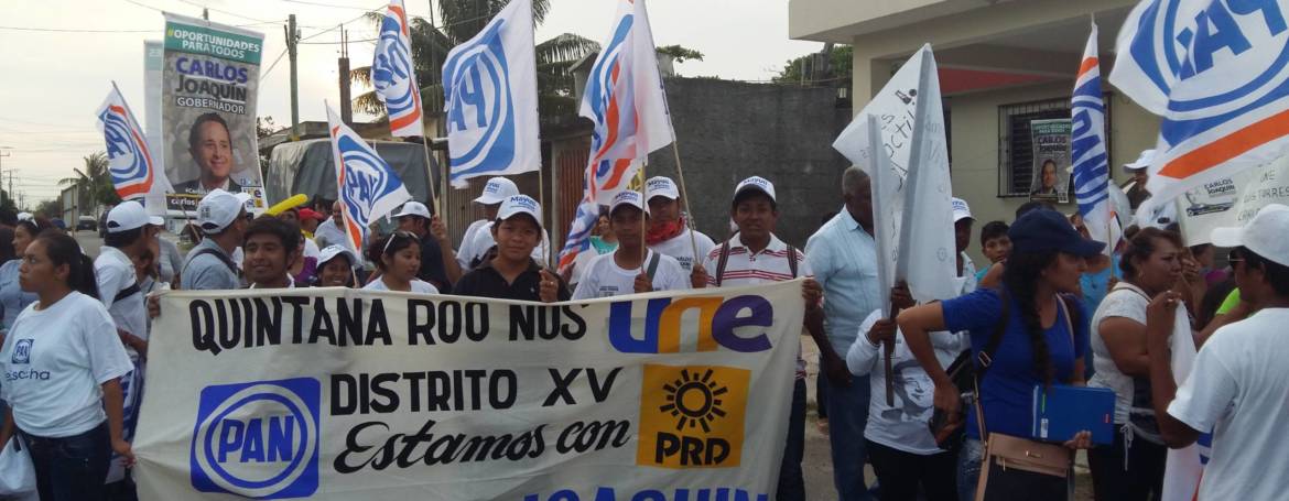 Luis Torres Llanes, Mayuli Martinez Simon y Fernando Zelaya acompañados por más de 500 personas en la colonia David Gustavo Gutiérrez de Chetumal.