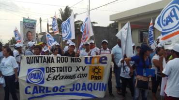 Luis Torres Llanes, Mayuli Martinez Simon y Fernando Zelaya acompañados por más de 500 personas en la colonia David Gustavo Gutiérrez de Chetumal.