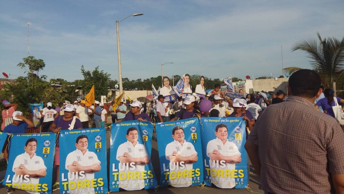 Luis Torres Llanes y Fernando Zelaya caminan la colonia Payo Obispo