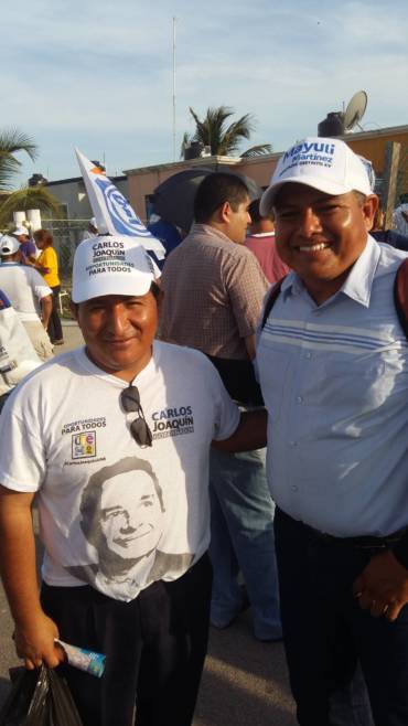 Luis Torres Llanes y Mayuli Martinez Simon visitan la colonia Territorio Federal, compartiendo impresiones con los vecinos