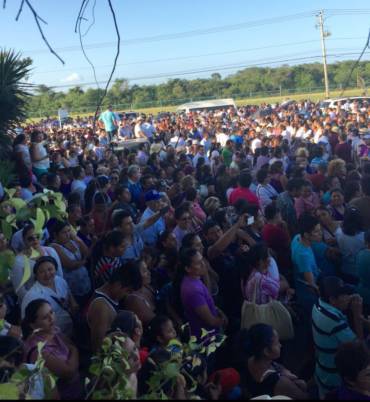 Expectativa impresionante en Alvaro Obregón (Ribera del Rio Hondo) para recibir a Carlos Joaquin González. Más de 2,000 vecinos se concentran en el domo de la comunidad.