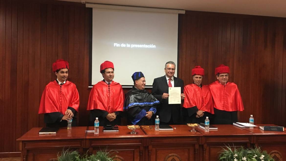 Mario Antonio Ramírez Barajas titulándose de doctor
