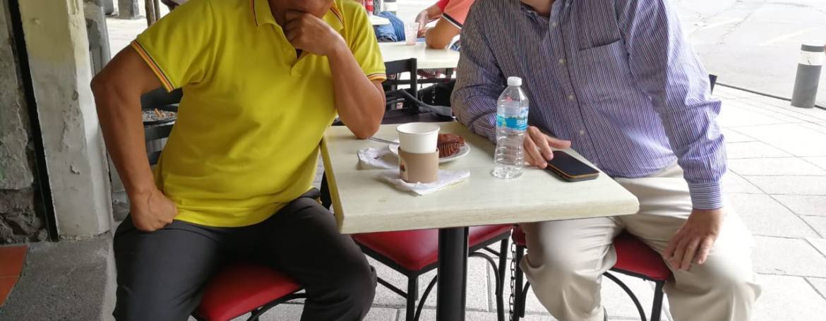 Con Héctor Valdez tomando un café