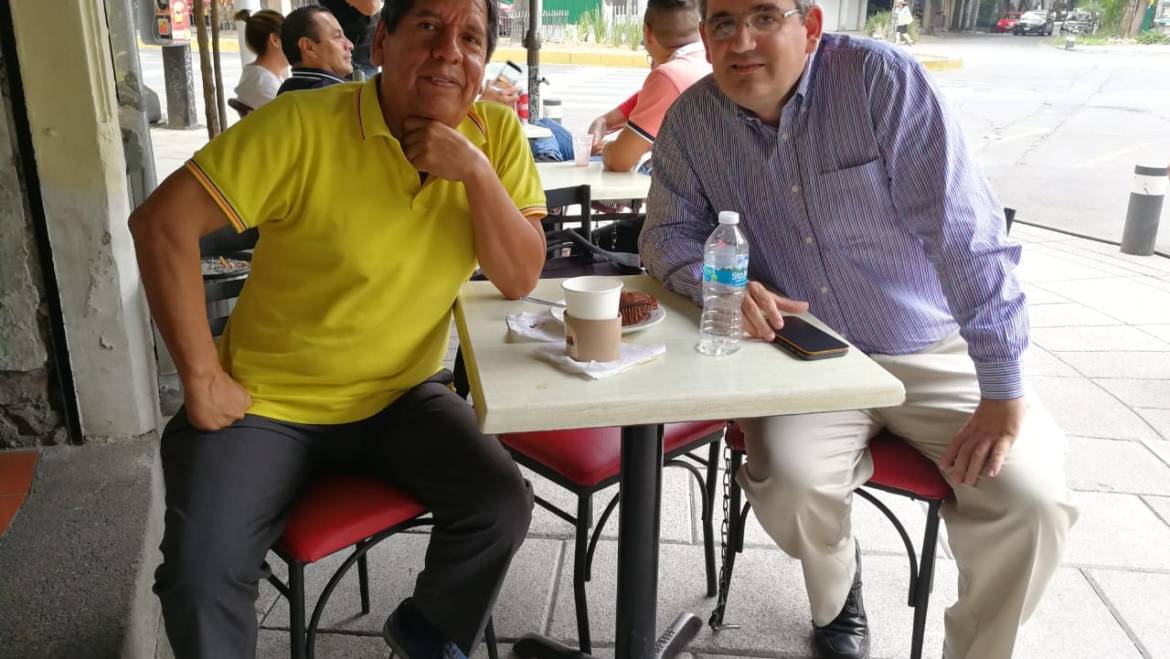Con Héctor Valdez tomando un café