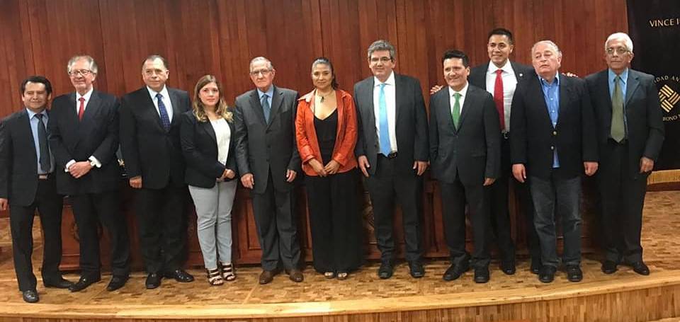 De moderador en un seminario de la Anáhuac