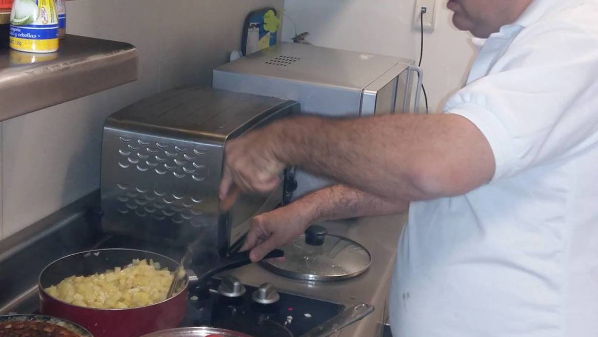 Haciendo tortilla española