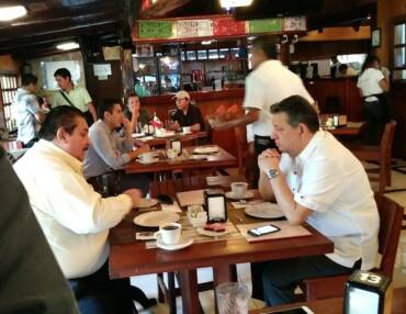 Juan de la Luz «corre» al fiscal Pech en el restaurante del Senador de MORENA Pech.