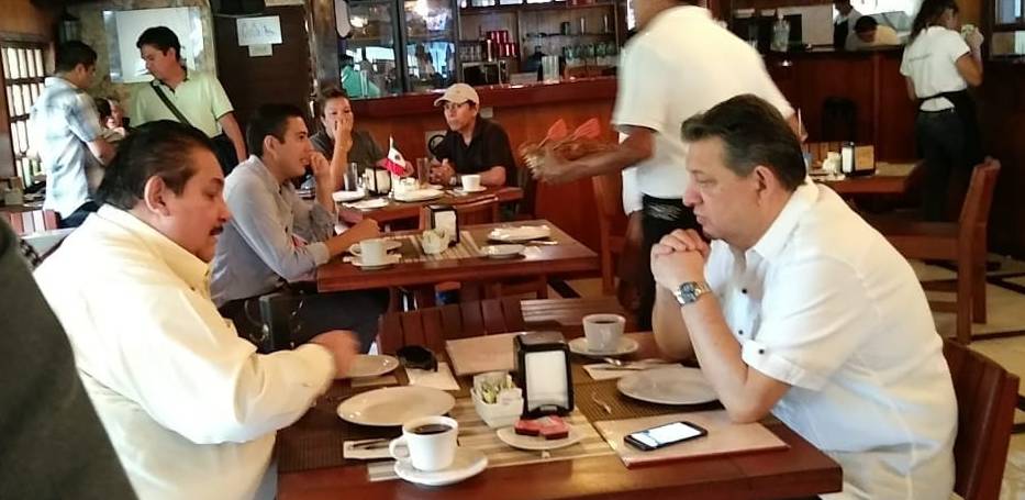 Juan de la Luz «corre» al fiscal Pech en el restaurante del Senador de MORENA Pech.