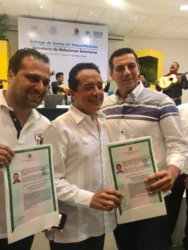 El gobernador de Quintana Roo le pone mariachis a nuevos mexicanos por naturalización.