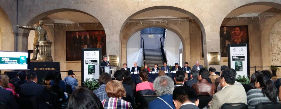 Leonardo Curzio presentando el Atlas de la Seguridad en el Senado