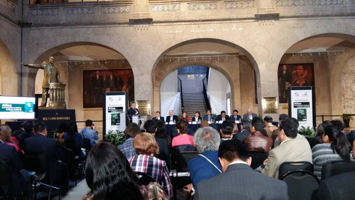 Leonardo Curzio presentando el Atlas de la Seguridad en el Senado